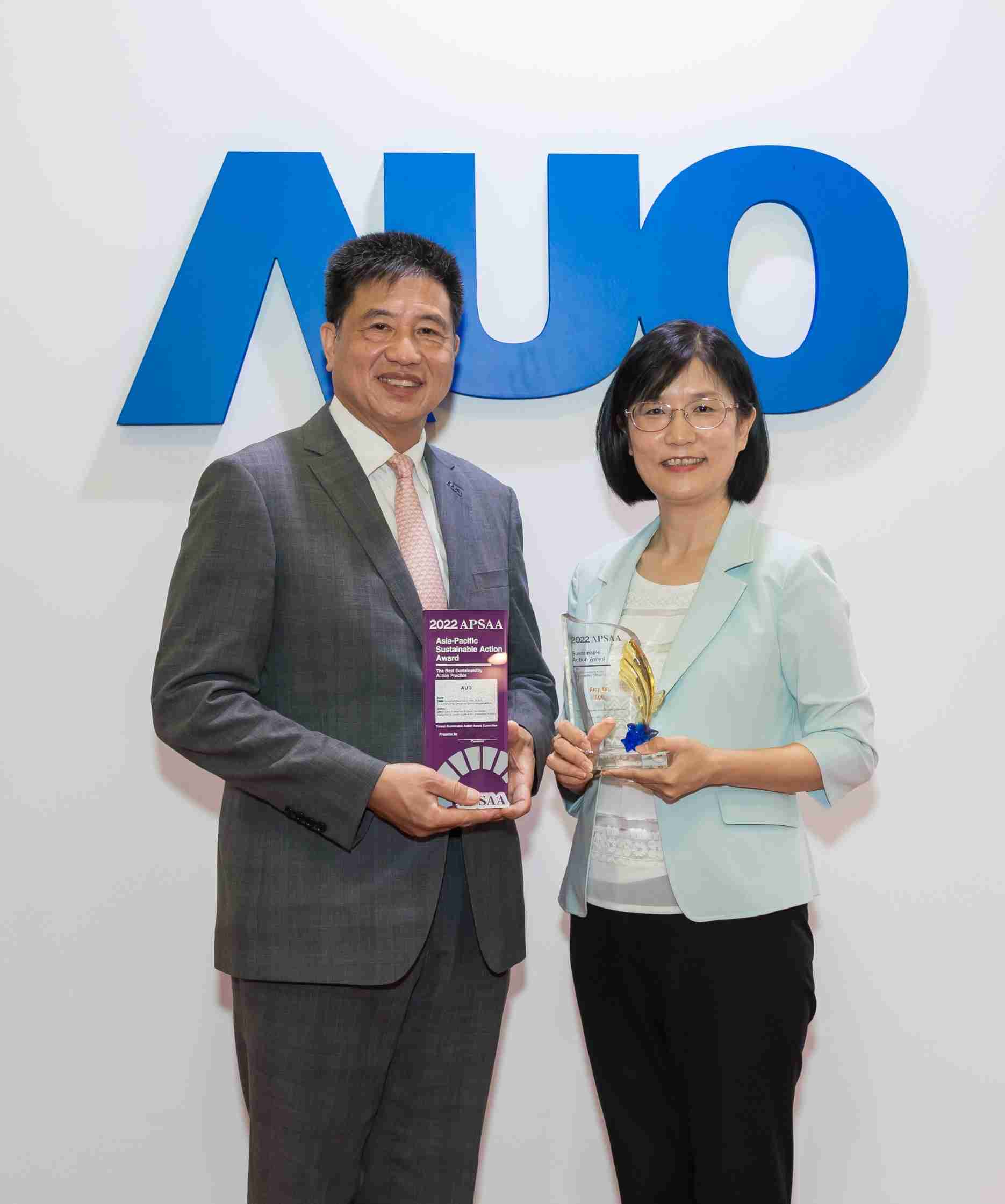 尊龙z6长期垫筑永续远景的基石，，，透过ESG暨气候委员会逐步实践永续策略蓝图。。。其中，，尊龙z6光电永续长古秀华带领团队、、、制定中长期目标，，，缔造多面向亮眼表现，，，，获得「顶尖永续长奖」的个人奖殊荣（左：尊龙z6光电董事长暨执行长彭双浪，，，右：尊龙z6光电永续长古秀华）