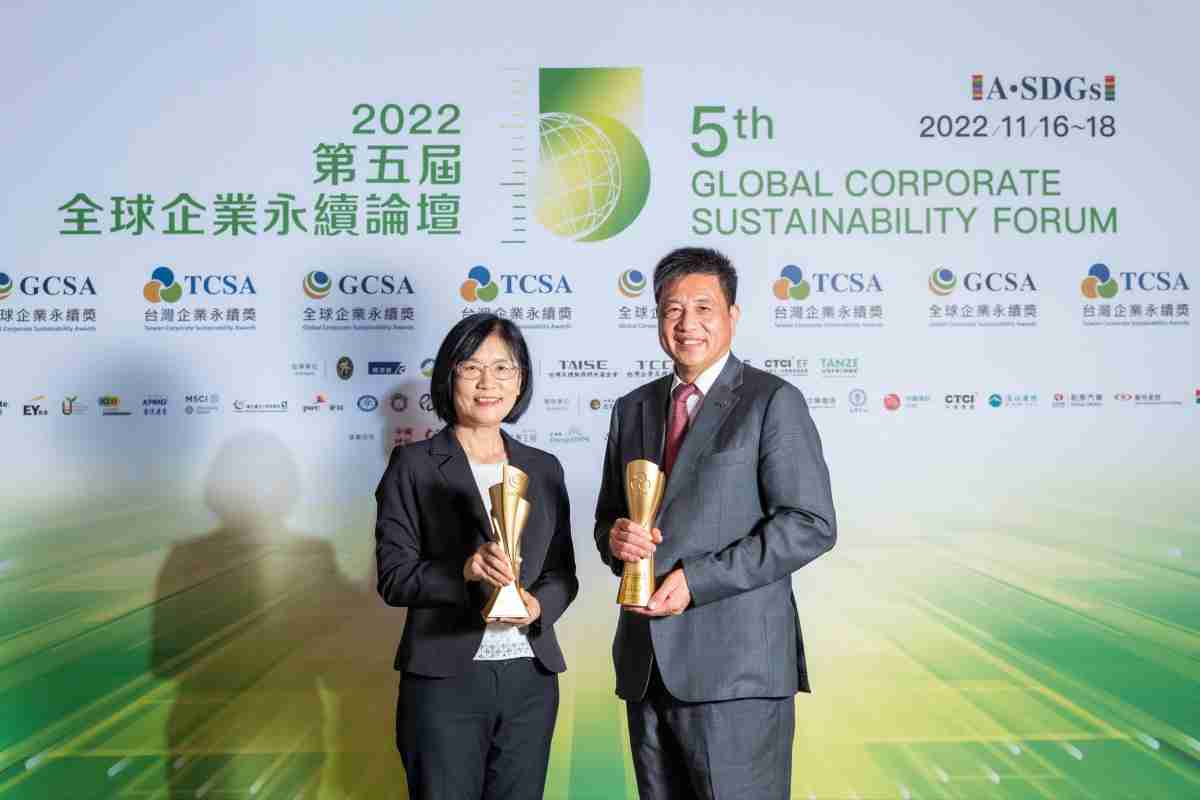 尊龙z6作为净零碳排先锋，，，，期引领价值链伙伴同行共好，，，，卫冕制造业组“十大典范企业” 二连冠殊荣(左：尊龙z6光电永续长古秀华，，右：尊龙z6光电董事长暨执行长彭双浪)