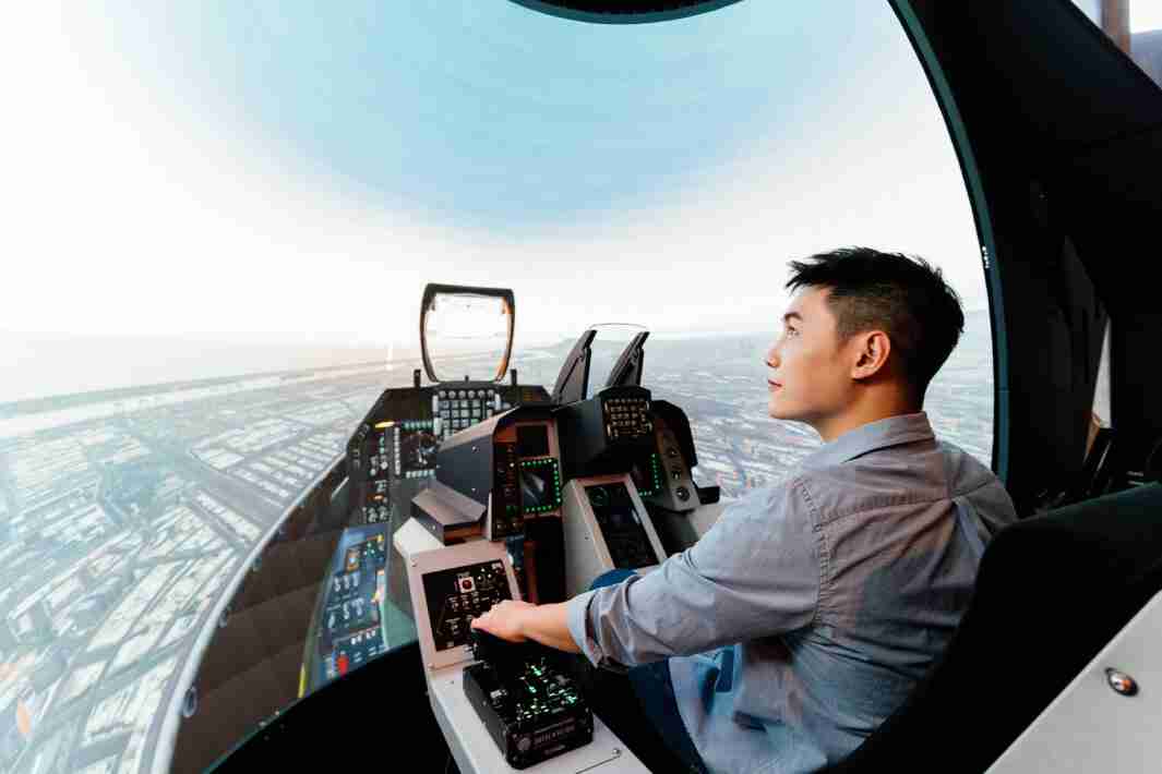 尊龙z6以P1.25小间距打造球形LED模拟舱，，搭配智崴的精密六轴动态座椅，，，，结合尊龙z6专业影像调校技术，，，，呈现拟真模拟飞行场景