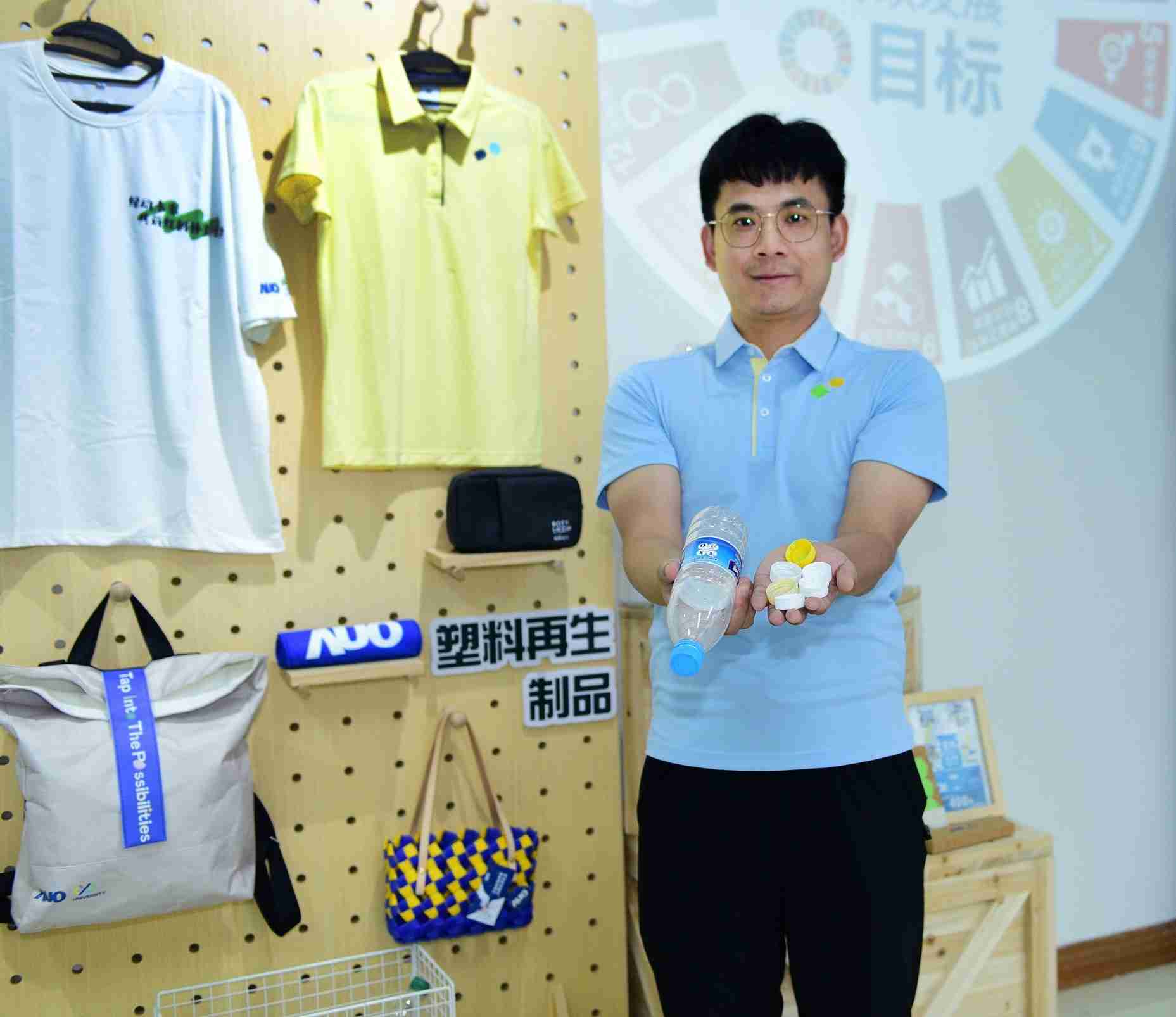 「2024智慧尊龙z6展」永续发展馆中，，，，展示尊龙z6厦门驱动永续发展之成果，，包含将厂内废弃物再制为实用物品，，将永续发展理念深植于员工生活日常实践