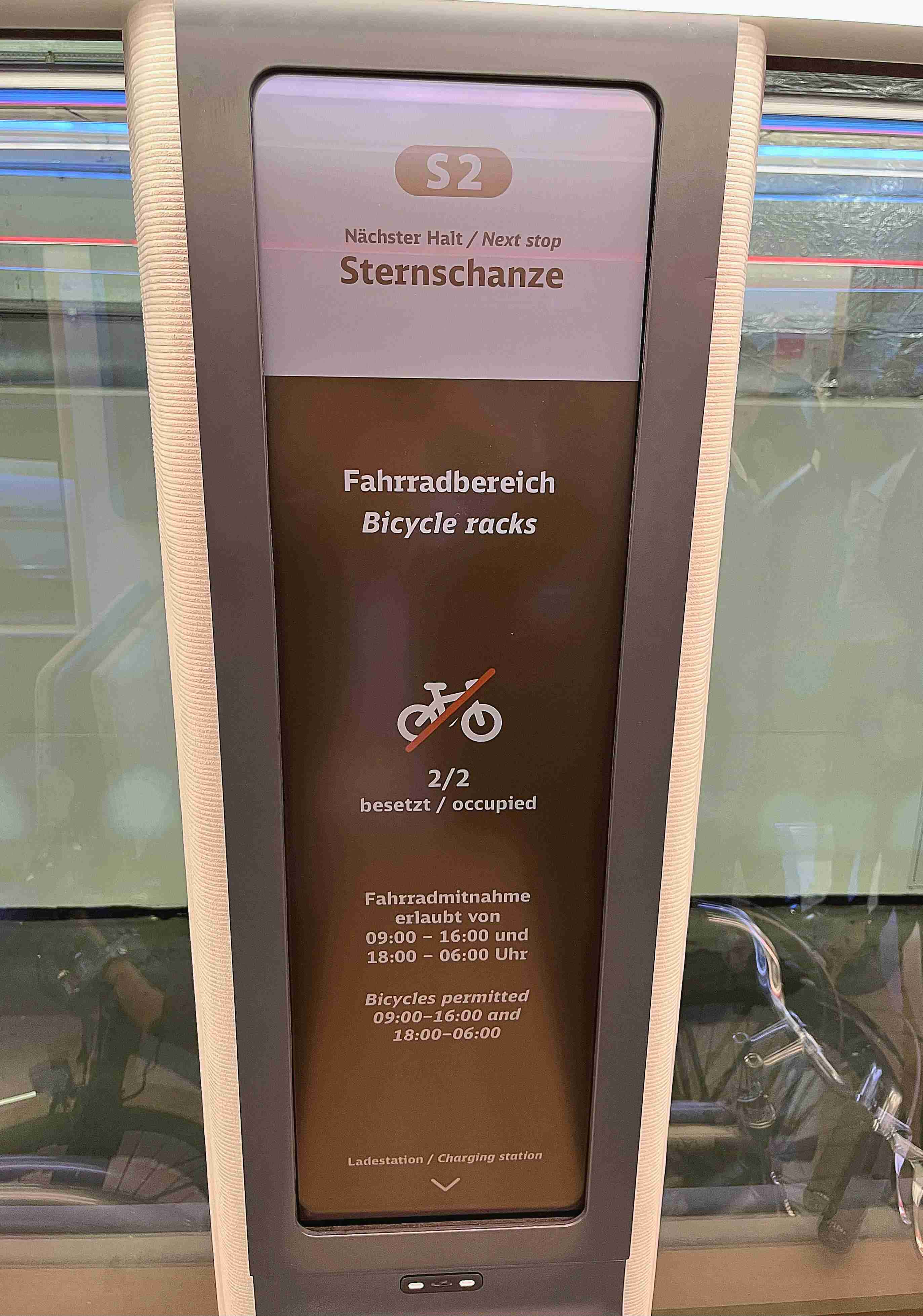 达擎HiRaso显示技术采用胆固醇液晶独特的双稳态特性及反射环境光线的方式，，，发挥最佳能源运用效率，，，，其仅在更换显示画面时才消耗电力，，，，在持续静止的画面显示上则为零耗电，，，与传统液晶显示技术相比大幅节省90%能耗